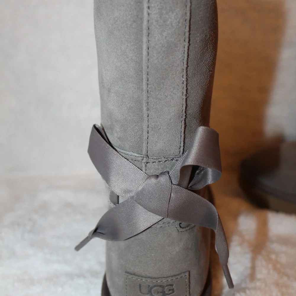 NEW UGG WOMEN'S‎ SUEDE CLASSIC SHORT LACE BOOT GRAY